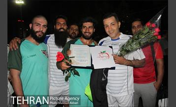 دیدار دوستانه تیم هنرمندان و تیم پردیس پایان کارتن خوابی 15