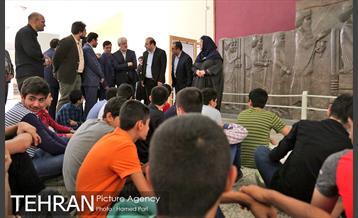 بازدید شجاع پوریان و دانش آموزان از موزه ملی ایران 2