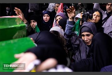 مراسم وداع با شهدای ناوشکن دنا در میدان ولیعصر(عج)