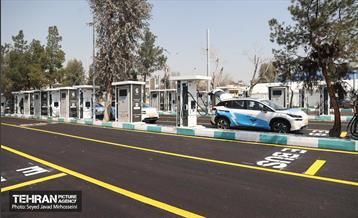 افتتاح ۳ ایستگاه شارژبرقی و رونمایی از تاکسی برخط 9