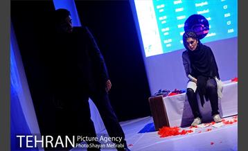 نمایش "او فقط خسته بود" 7