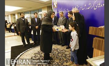 نشست صمیمانه خانواده های شهدای آتش نشان حادثه ساختمان پلاسکو با شهردار تهران 37