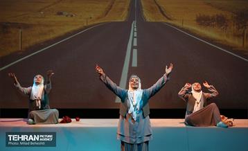 نمایش پیرزنی که در زمین خانه داشت‎ 20