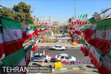 آذین بندی معابر منطقه 8 به مناسبت دهه فجر 13