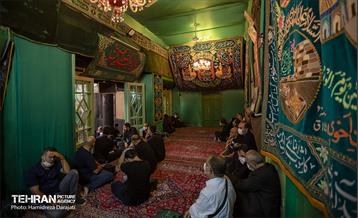 همچون گذشته هم مردان معظم سادات در راهروی ورودی نشسته اند و به آنان که در این مراسم شرکت می کنند خوش آمد می گویند