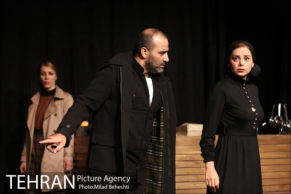 نمایش سنگ ها برای آنتیگون 11