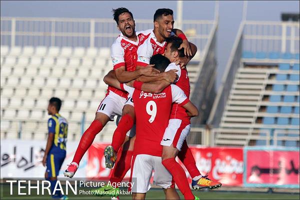 دیدار تیم‌های فوتبال گسترش فولاد و پرسپولیس 2