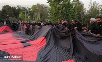 اهتزاز پرچم عزای حسینی بر فراز برج پرچم ایران 13