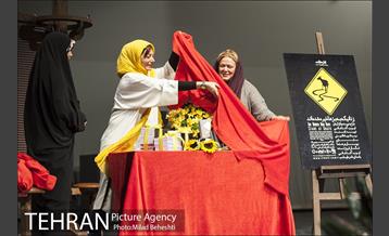 رونمایی از کتاب نمایشنامه زنانی که به بزها خیره شده اند 18