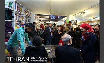 رونمایی و جشن امضای کتاب خانه ای با شیروانی قرمز در نشر ثالث‎ 18