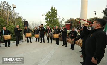 اهتزاز پرچم عزای حسینی بر فراز برج پرچم ایران 19