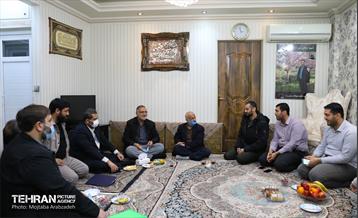حضور شهردار تهران در منزل خانواده شهید عبدالله باقری 9