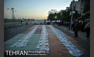 افطاری ساده در پایانه تاکسیرانی صادقیه 1