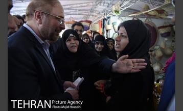 بازدید شهردار تهران از بازارچه مردم خرمشهر در کنار باغ موزه دفاع مقدس 5