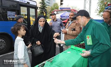 خدمت‌رسانی مواکب منطقه11 به نمازگزاران عید سعید فطر 4