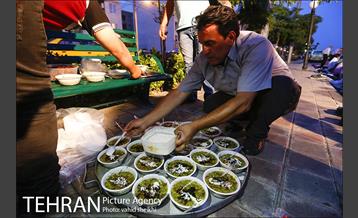 افطاری ساده راننده های تاکسی در پایانه تاکسیرانی صادقیه 7