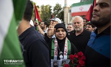 استقبال از خانواده شهدای غزه در میدان فلسطین تهران 28