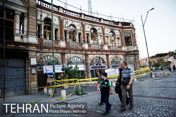 بازدید شهردار تهران از خسارت آتش سوزی اخیر میدان حسن آباد 12