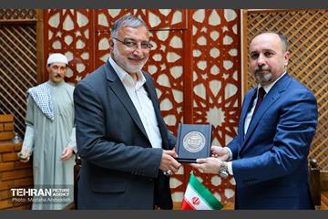 اهدای لوح یادبود عمار موسی شهردار بغداد به علیرضا زاکانی شهردار تهران