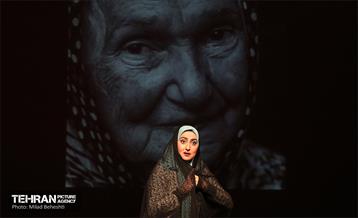 نمایش پیرزنی که در زمین خانه داشت‎ 13