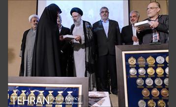 اهدای مدال های دانشجویان نخبه به مقام معظم رهبری 18