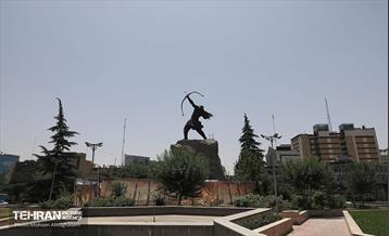 رونمایی از مجسمه آرش کمانگیر در میدان ونک 1