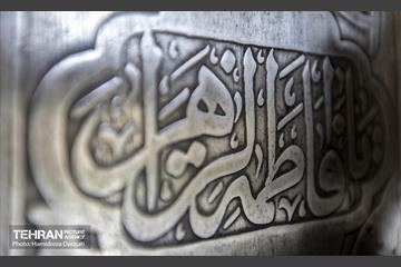 بعد از آماده سازی و برش، تیغه ‎ها و درفش‏ ها برای خطاط ها فرستاده می‏شوند تا آنچه که مدنظر سفارش ‎ دهنده  بوده، بر آنها حک شود