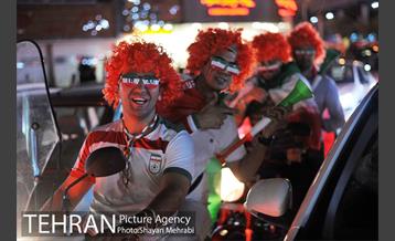 شادی خیابانی مردم بعد از پیروزی تیم ملی ایران 52