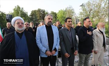 اهتزاز پرچم عزای حسینی بر فراز برج پرچم ایران 35