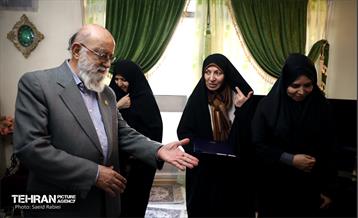 حضور شهردار تهران در منزل شهیدان الله کرمی 3