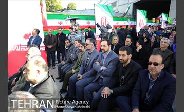 در آغاز چهلمین فجر انقلاب، آیین اهتزاز بزرگترین پرچم مقدس کشورمان با حضور شهردار تهران 26