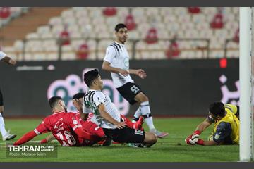 دیدار تیم های فوتبال پرسپولیس تهران و نفت مسجد سلیمان 16