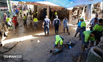 تلاش نیروهای امدادی شهرداری تهران برای تخلیه مناطق سیل زده کن