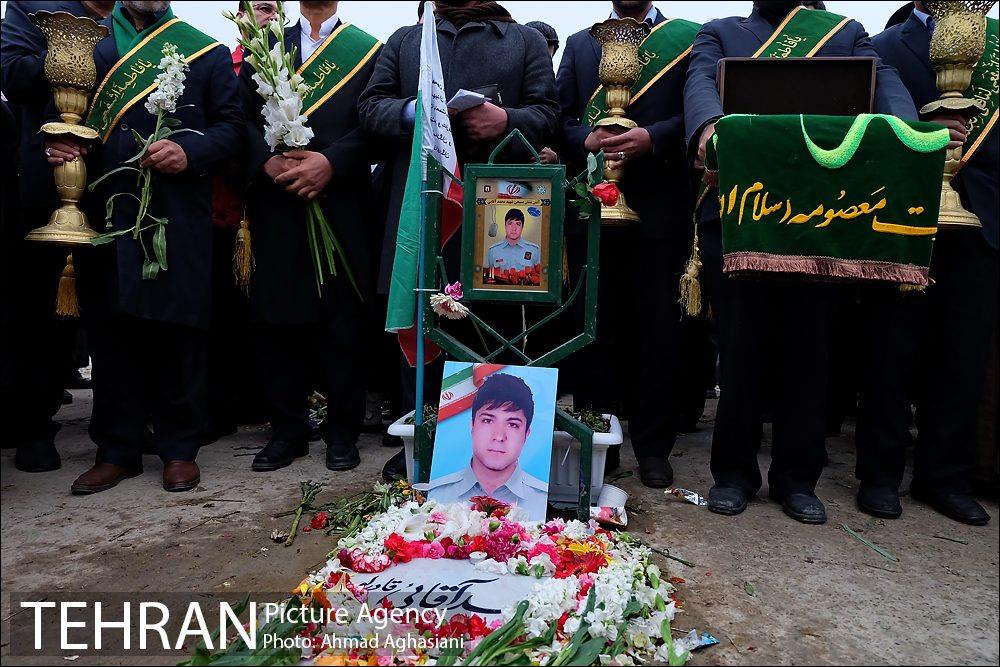 غبارروبی مزار شهدای آتش نشان باحضور خادمین حرم معصومه (س) 11