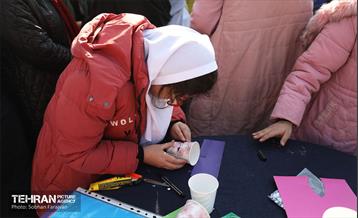 پنجره‌ای رو به آسمان آبی در منطقه 3 9