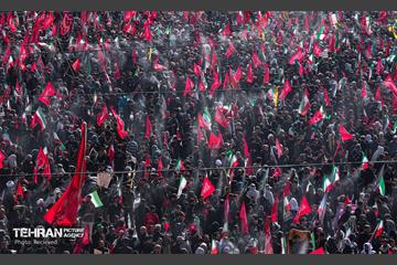مراسم اقامه نماز بر پیکر آقای شهید ایران 61