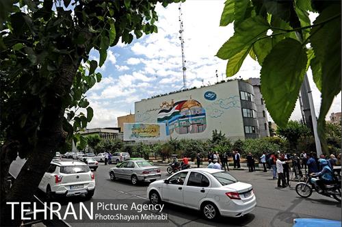 رونمایی از دیوار نگاره قدس در بزرگراه مدرس 18