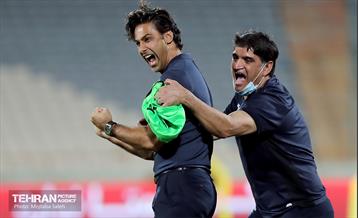 دیدار تیم‌های فوتبال استقلال و گل‌گهر 39