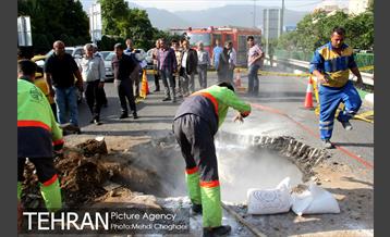 انجام عملیات ترمیم و بازسازی نشست زمین بزرگراه صیاد شیرازی 9