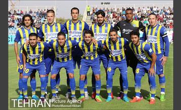 دیدار تیم‌های فوتبال گسترش فولاد و پرسپولیس 10