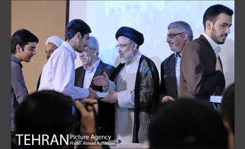 اهدای مدال های دانشجویان نخبه به مقام معظم رهبری 17