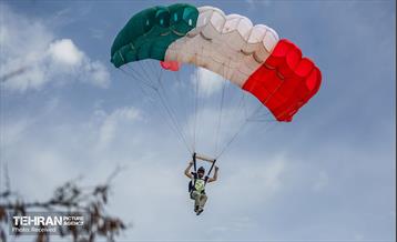 پرش چتربازان به مناسبت روز جمهوری اسلامی 4
