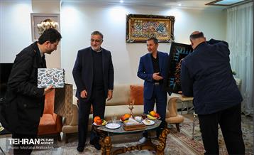 قرار خدمت؛ دیدار شهردار تهران با خانواده شهید آرمان علی وردی 16