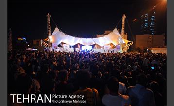 اجرای خیابانی محمد معتمدی و ارکستر سازهای ملی ایران در بوستان آب و آتش 12