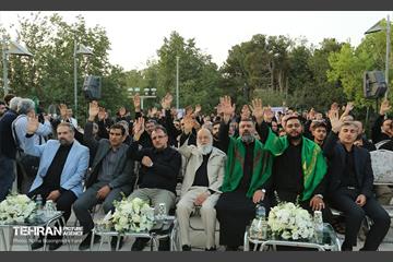 اهتزاز پرچم عزای حسینی بر فراز برج پرچم ایران 1