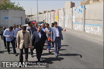 بازدید اعضا شورای شهر از دیوارنگاری جدار مترو خزانه 8