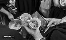 حلوا پزان در روز تاسوعای حسینی، در چهار راه گلوبندک، یکی از آداب تهرانی‌ها در ماه محرم است.