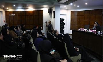 جلسه هم‌اندیشی رییس نهاد پایش طرح های توسعه شهری با جمعی از بانوان 24