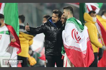 جشن و شادی بازیکنان و کادر فنی تیم ملی ایران پس از صعود به جام جهانی 2022
