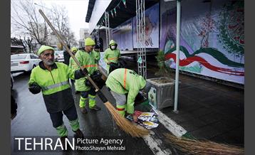 خدمات شهرداری تهران در پایان راهپیمایی یوم الله 22 بهمن 45